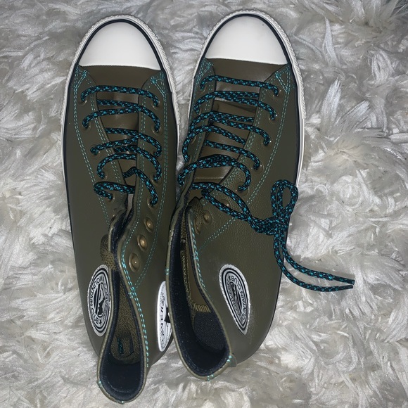 🆕 Converse Hi Top Sneakers 9.5 in Mens w/box